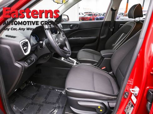 Used 2023 Hyundai Venue Limited image 14