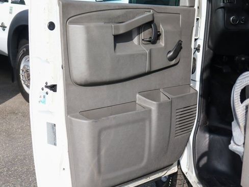 Used 2016 Chevrolet Express 4500 w/ Chrome Appearance Package image 13