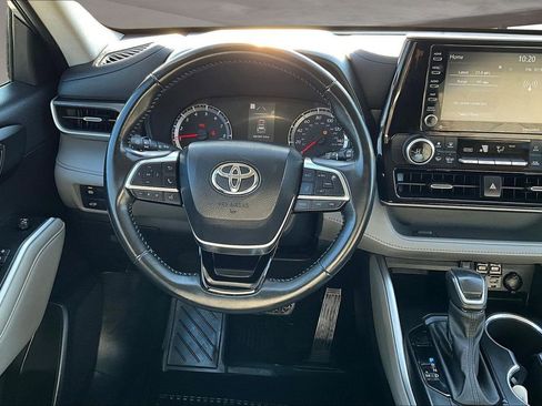 Used 2021 Toyota Highlander LE image 6