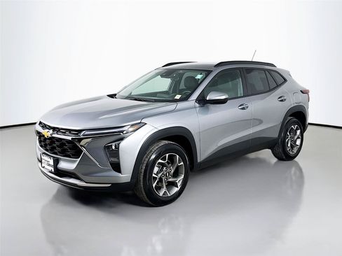 Used 2025 Chevrolet Trax LT w/ Driver Confidence Package FWD image 5