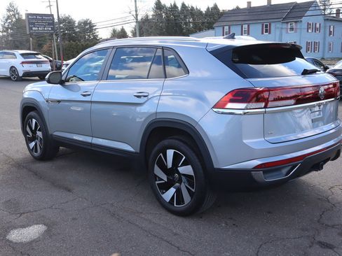 Used 2024 Volkswagen Atlas Cross Sport SE w/ Panoramic Sunroof Package image 7