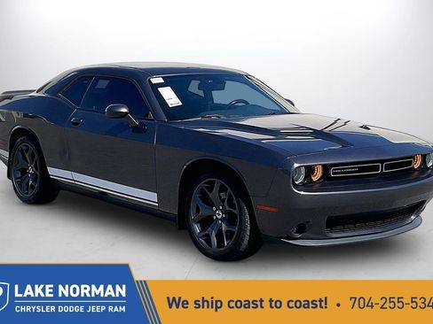 Used 2017 Dodge Challenger SXT image 1