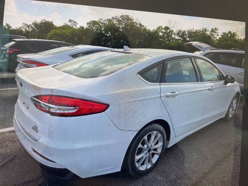 Used 2020 Ford Fusion SE image 2