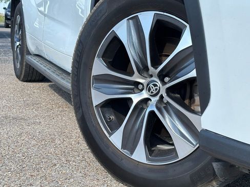 Used 2022 Toyota Highlander XLE image 2