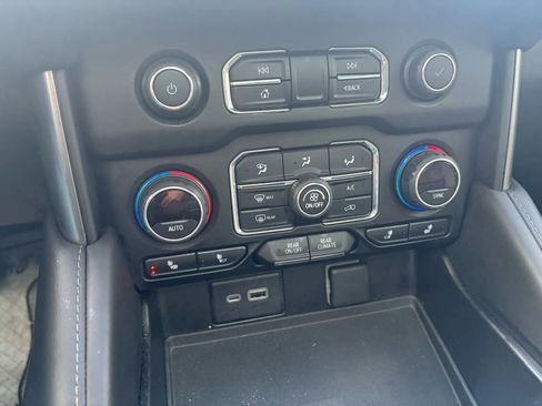 Used 2022 Chevrolet Suburban LT w/ Luxury Package image 18