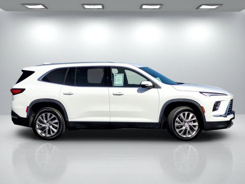 Used 2025 Buick Enclave Preferred FWD image 3