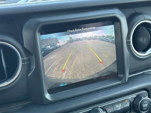 Used 2022 Jeep Wrangler Unlimited Sahara w/ Cold Weather Group image 30