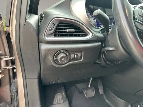 Used 2018 Chrysler Pacifica Touring-L Plus w/ S Appearance Package FWD image 27