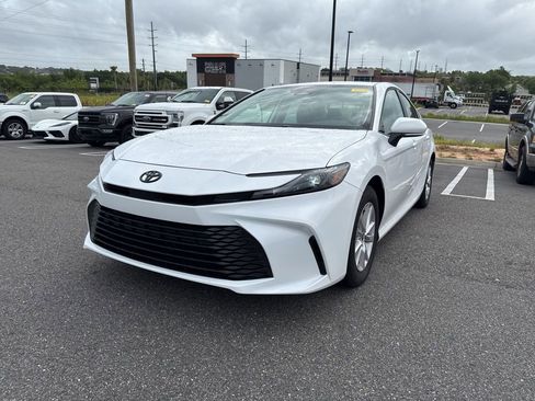 Used 2025 Toyota Camry LE image 5