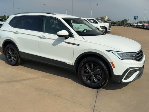 Used 2024 Volkswagen Tiguan SE image 2