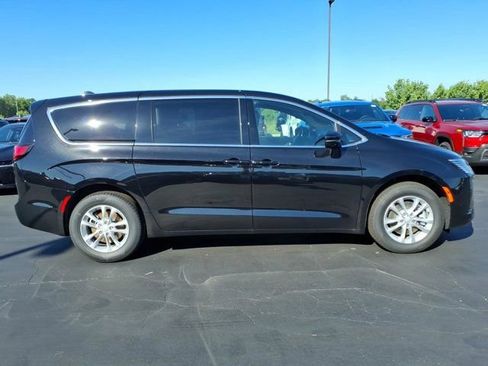 New 2027 Chrysler Pacifica Select AWD/4WD image 19