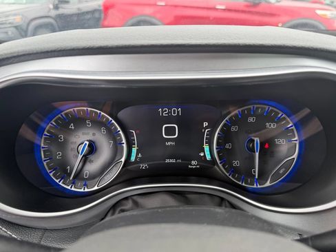 Used 2025 Chrysler Pacifica Limited FWD image 36