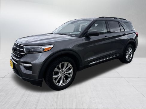 Used 2021 Ford Explorer XLT w/ Equipment Group 202A AWD/4WD image 3