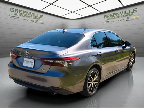 Used 2022 Toyota Camry XLE image 7