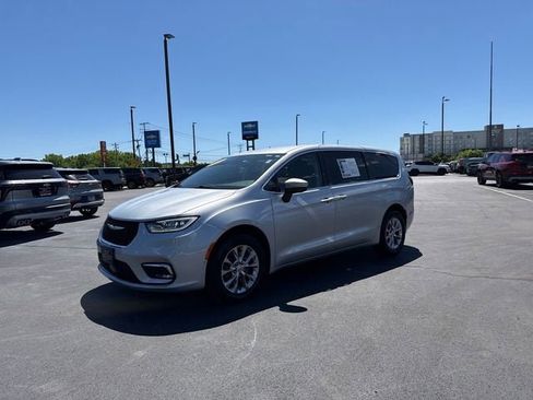 Used 2023 Chrysler Pacifica Touring-L AWD/4WD image 7