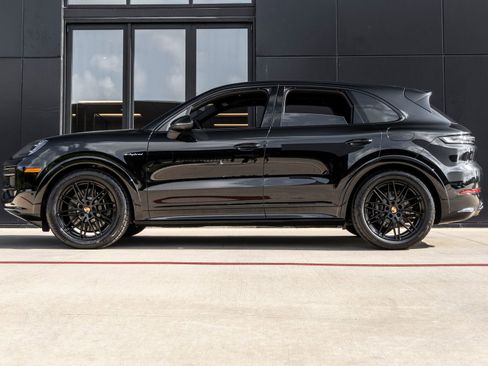Certified 2025 Porsche Cayenne E-Hybrid AWD/4WD image 2