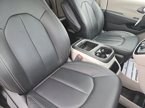 Used 2024 Chrysler Pacifica Touring-L FWD image 22