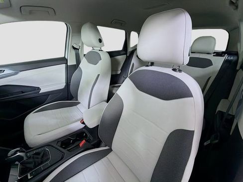 New 2026 Volkswagen Taos SE image 11