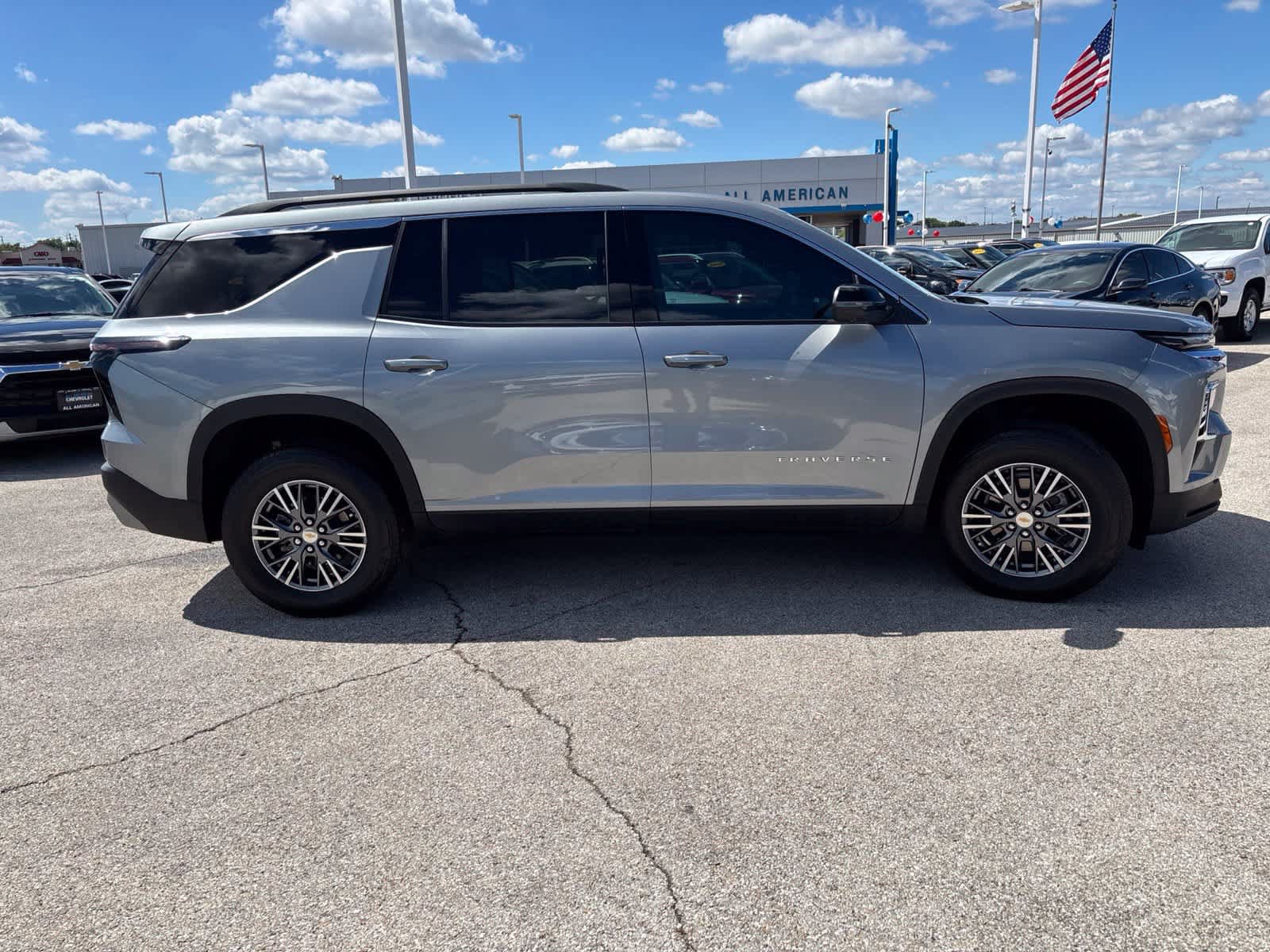 Used 2025 Chevrolet Traverse LT w/ Driver Confidence Package FWD image 4