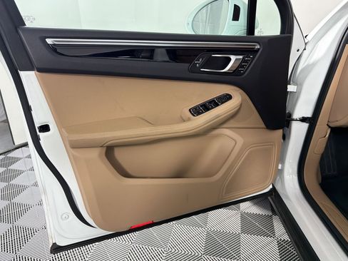 Certified 2023 Porsche Macan AWD/4WD image 27