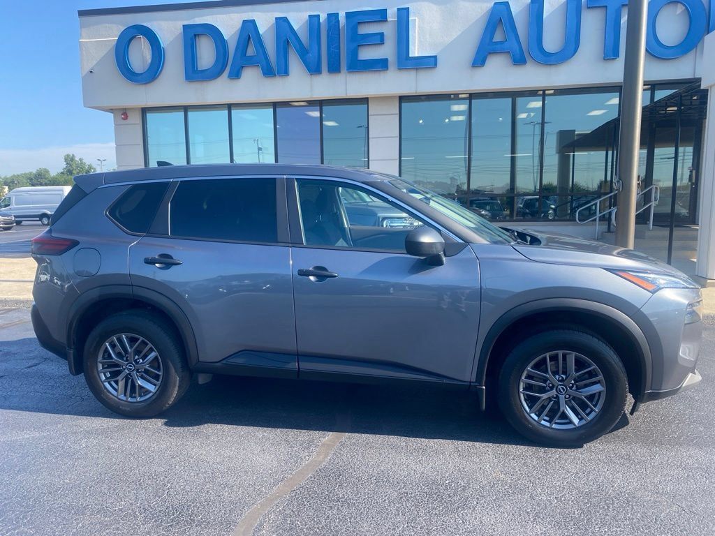 Used 2023 Nissan Rogue S AWD/4WD image 3