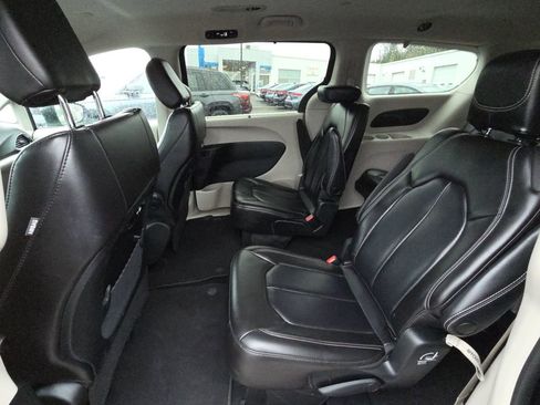 Used 2023 Chrysler Pacifica Touring-L FWD image 27