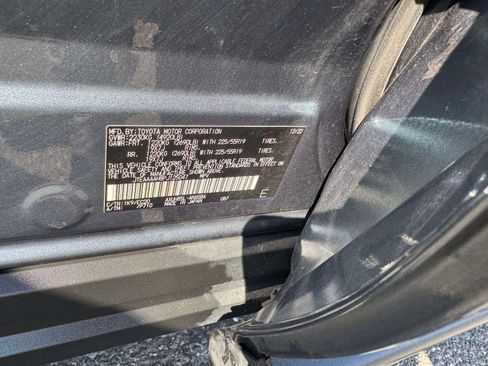 Certified 2023 Toyota Venza XLE image 28
