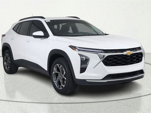 Used 2025 Chevrolet Trax LT w/ Driver Confidence Package FWD image 1
