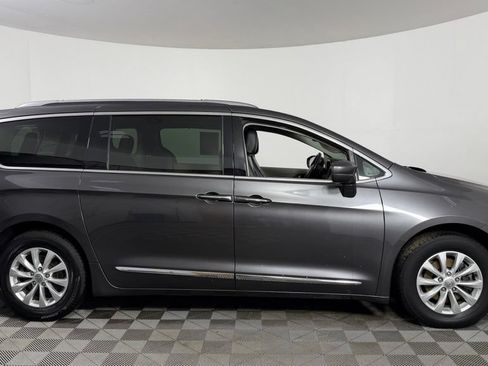 Used 2018 Chrysler Pacifica Touring-L w/ Premium Audio Group FWD image 9