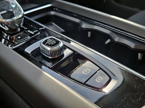 New 2026 Volvo XC60 B5 Plus w/ Protection Package Premier image 19