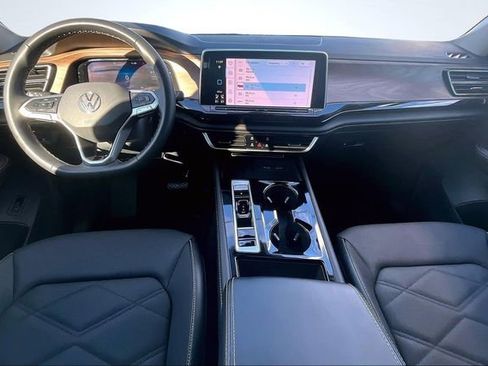 Used 2025 Volkswagen Atlas SE image 7