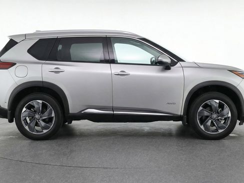 Used 2025 Nissan Rogue SV image 11