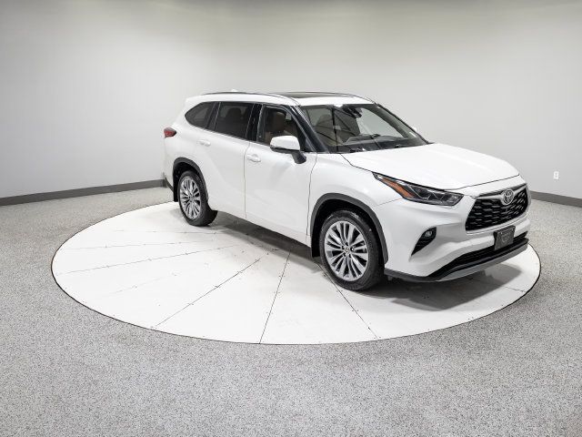 Used 2021 Toyota Highlander Platinum AWD/4WD image 32