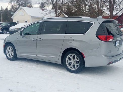 Used 2018 Chrysler Pacifica Touring-L Plus w/ Tire & Wheel Group image 5
