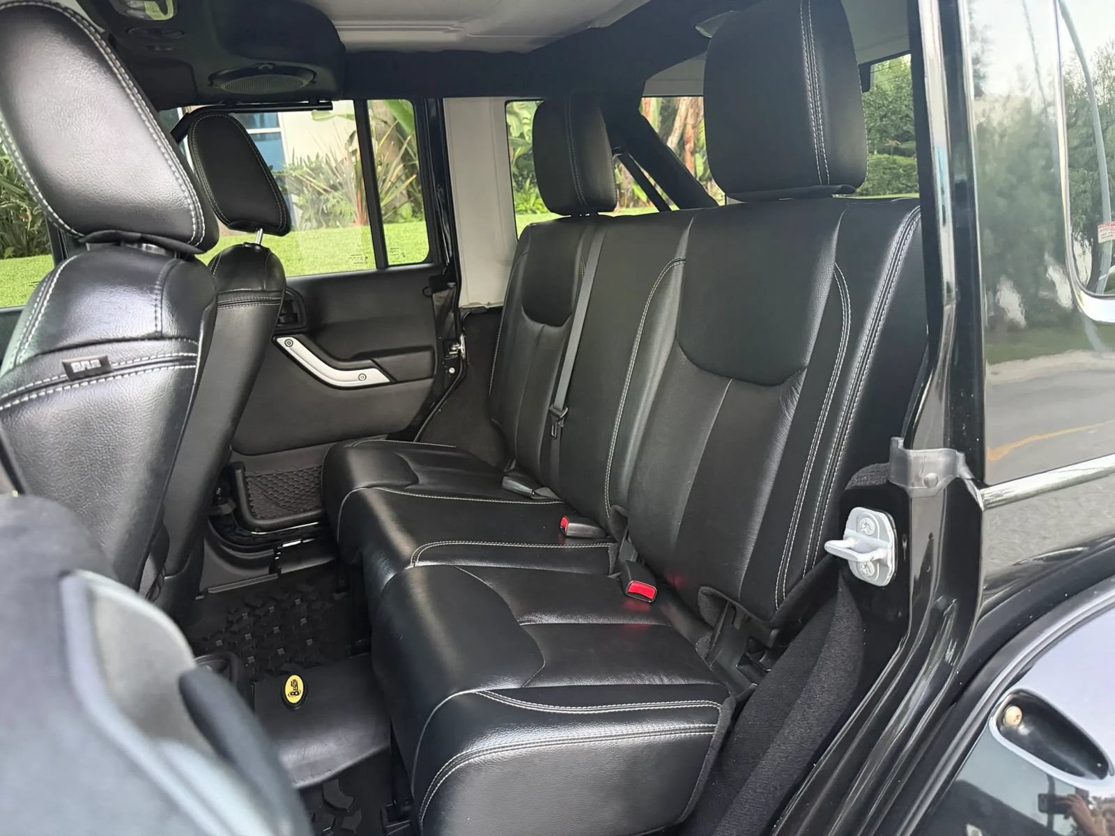 Used 2014 Jeep Wrangler Unlimited Sahara w/ Connectivity Group AWD/4WD image 15