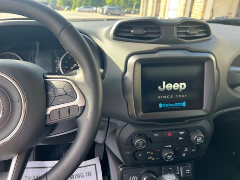 Used 2023 Jeep Renegade Latitude w/ Premium Group AWD/4WD image 15