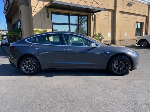 Used 2020 Tesla Model 3 Standard Range Plus image 2