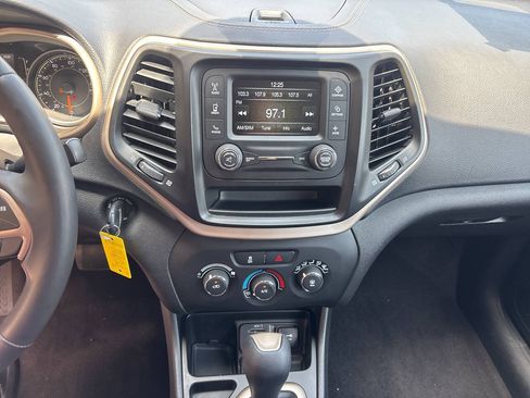Used 2016 Jeep Cherokee Sport FWD image 11