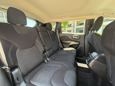 Used 2017 Jeep Cherokee Latitude FWD image 16