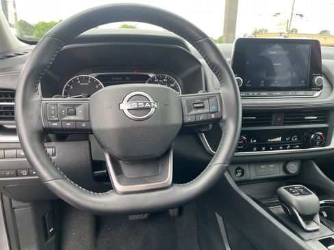 Used 2025 Nissan Rogue SV FWD image 13