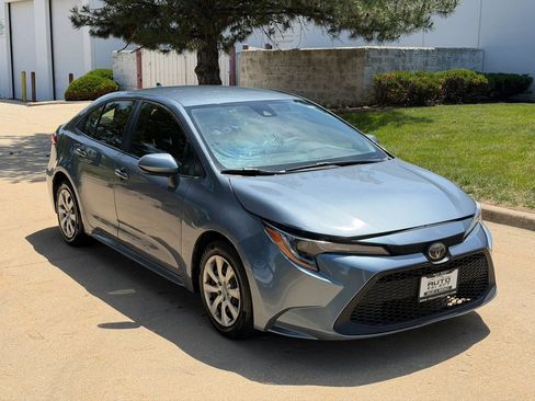 Used 2020 Toyota Corolla LE FWD image 3
