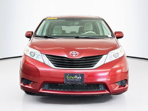 Used 2014 Toyota Sienna LE image 2