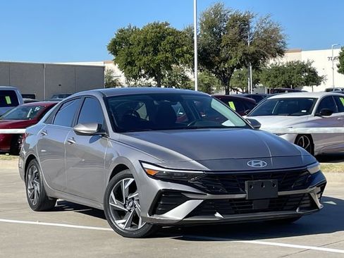Used 2024 Hyundai Elantra SEL w/ Convenience Package FWD image 2