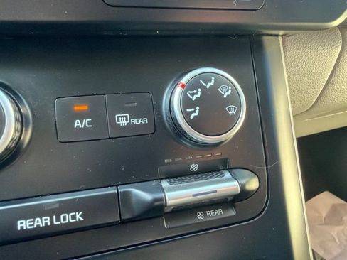 Used 2023 Kia Carnival LX FWD image 38