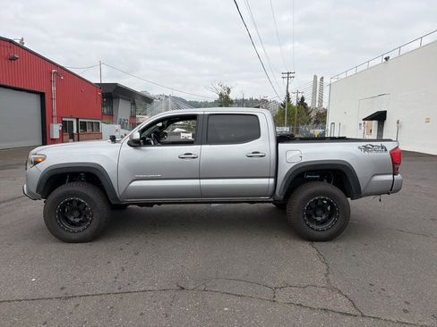 Used 2017 Toyota Tacoma TRD Off-Road w/ Premium & Technology Package AWD/4WD image 5