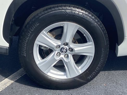 Used 2023 Toyota Highlander LE FWD image 7