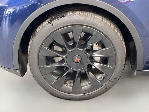 Used 2021 Tesla Model Y Long Range AWD/4WD image 29