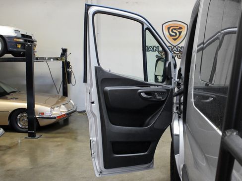 Used 2020 Mercedes-Benz Sprinter 2500 image 27