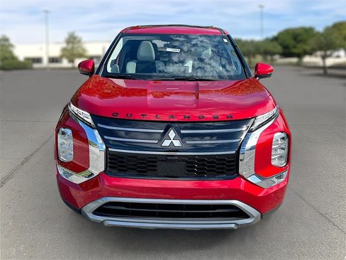 New 2025 Mitsubishi Outlander SE image 2
