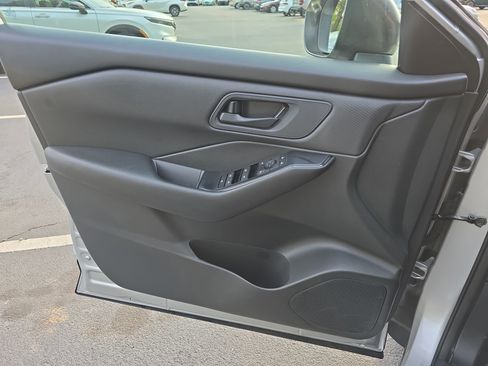 Used 2024 Nissan Rogue S image 28